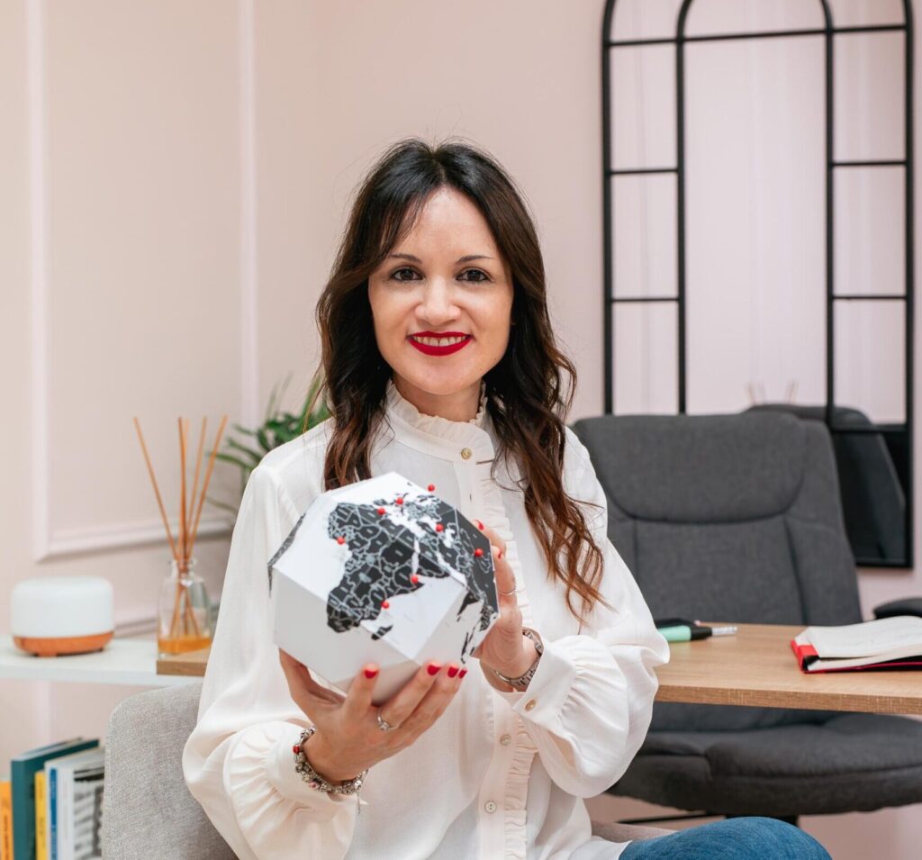 io con il mappamondo nel mio ufficio