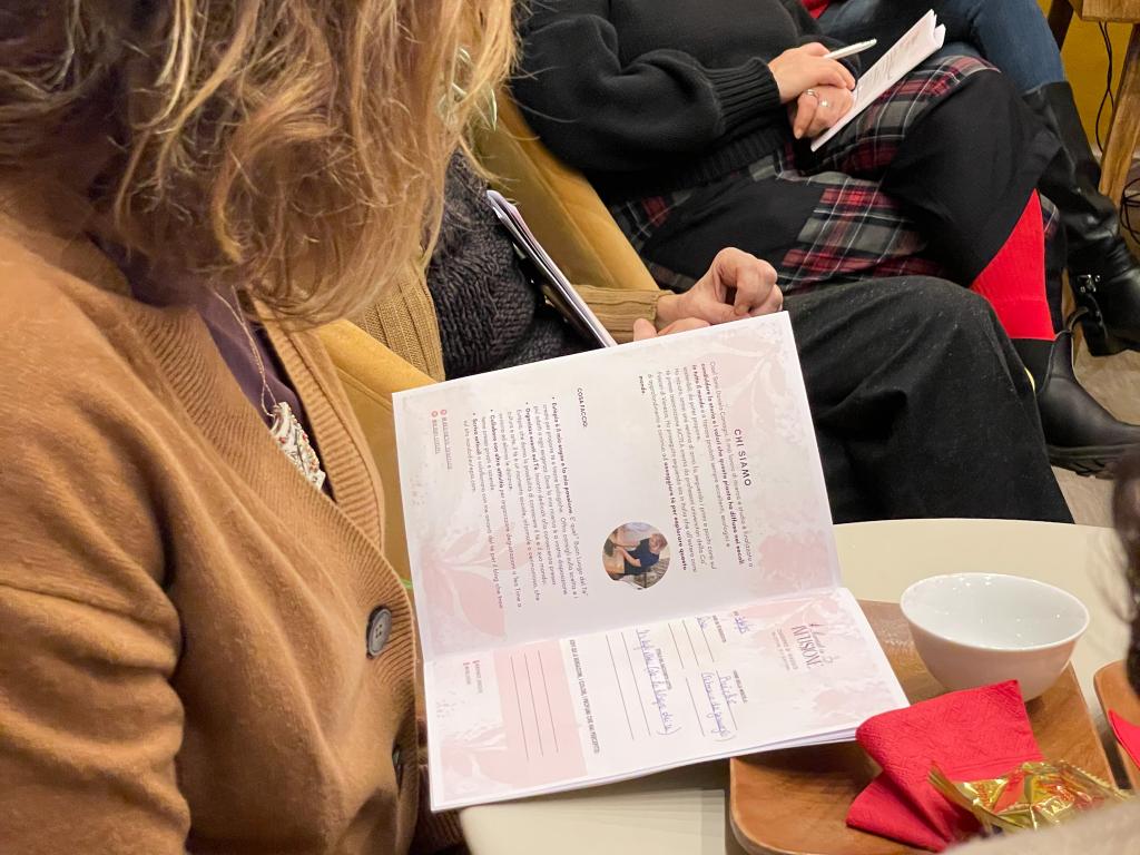 una partecipante che prende nota durante l'incontro di racconti in infusione