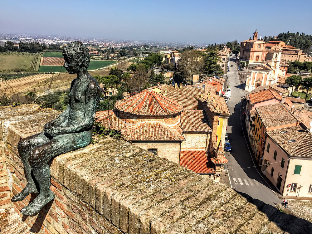 ragazzina sul muro a Longiano per il progetto Geografie Umane